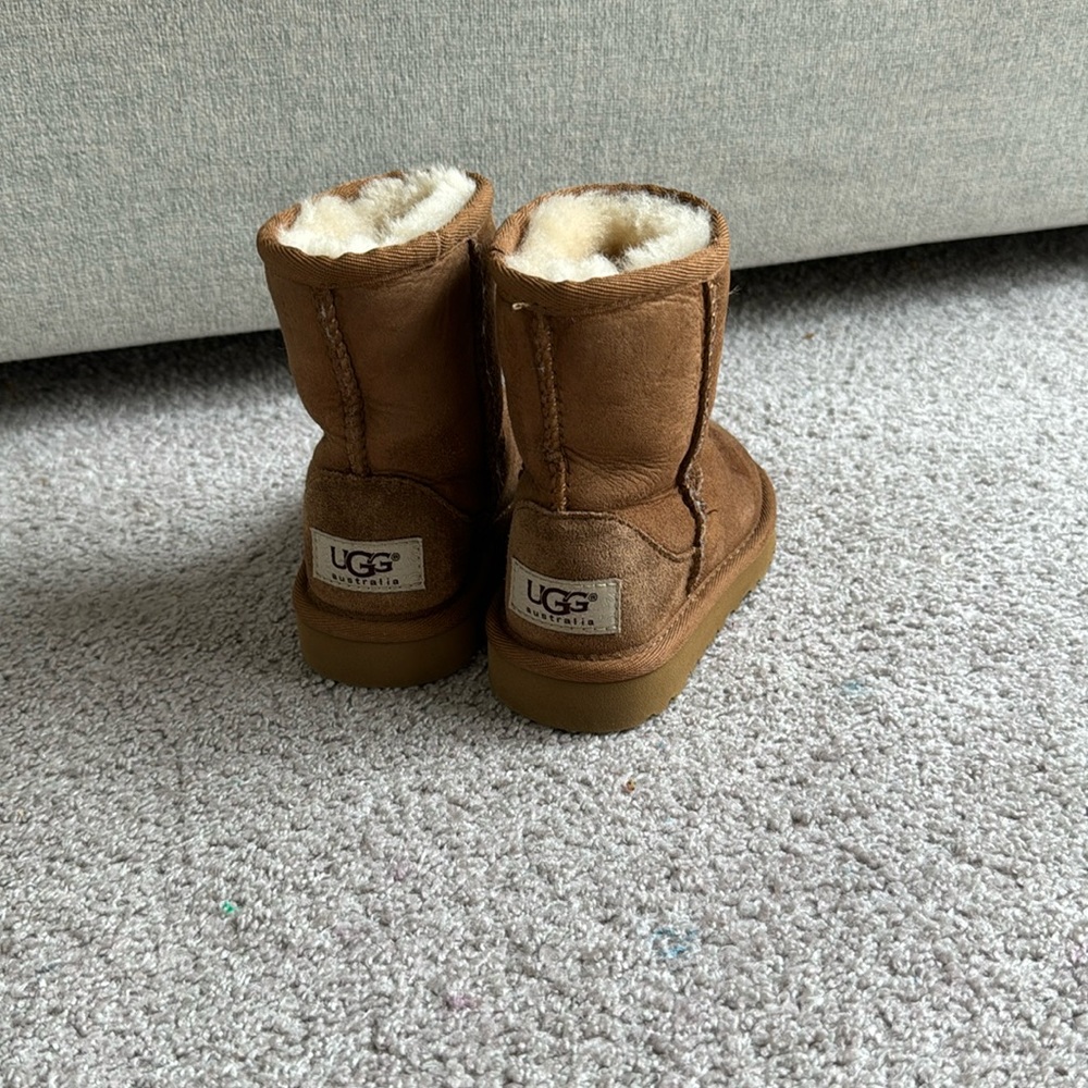 Ugg kids size 7.